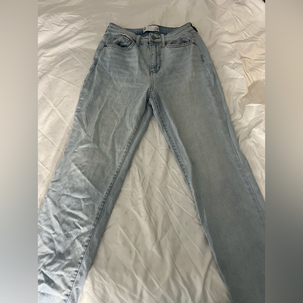 Women’s light wash mom jeans. Size 7